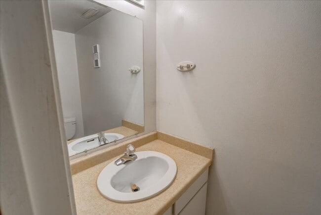 Building Photo - 1329/1331 S Thompson Dr