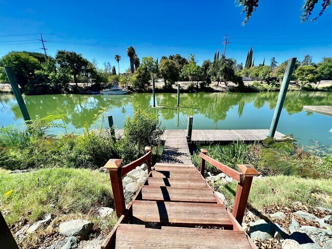 Building Photo - 2016 Canal Dr