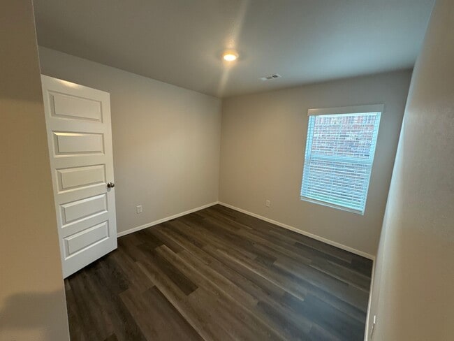 Building Photo - Preleasing Now — Beautiful 3 Bed / 2 Bath Home in Barberry Court!