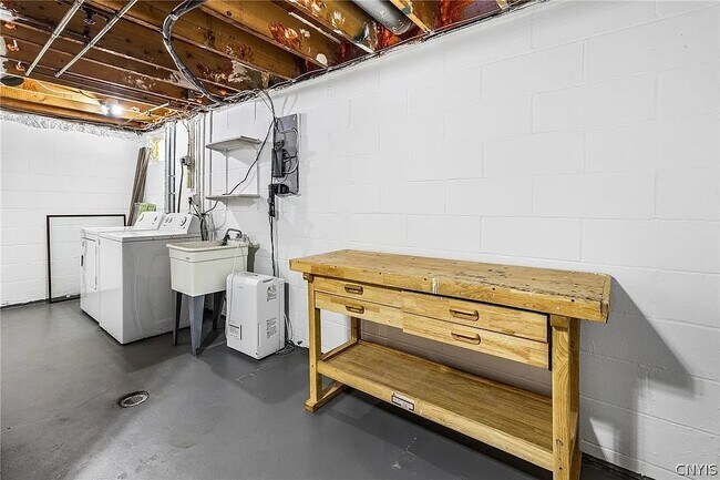 Building Photo - 364 Cameco Cir