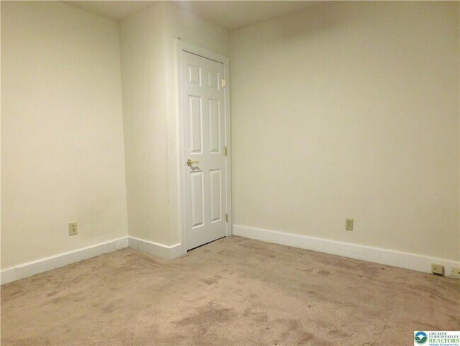 Building Photo - 826 Main St