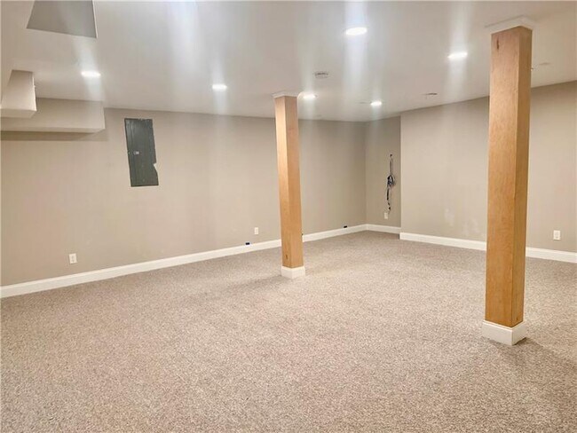 Building Photo - 2805 Pine Hill Dr