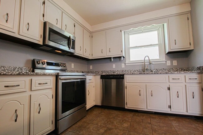 Building Photo - Pet Friendly Three Bedroom with Basement!