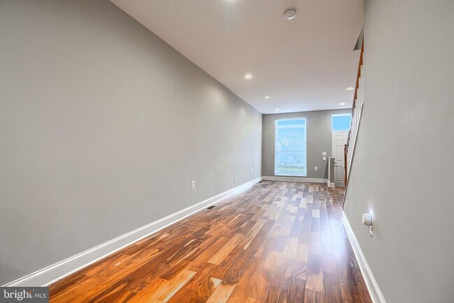 Building Photo - 1620 E Clement St