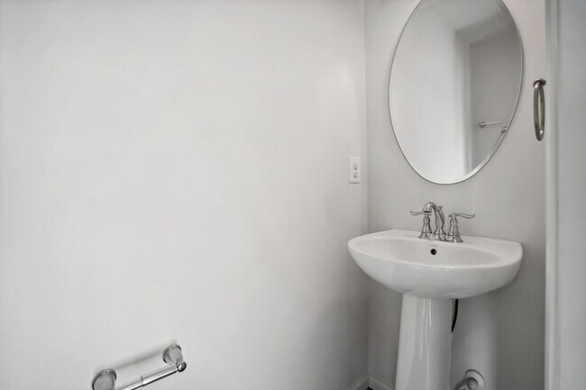 Building Photo - Stunning 2-Level Townhouse Condo in Sought...