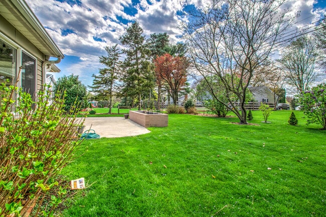 Building Photo - 1827 Larchmont Ln