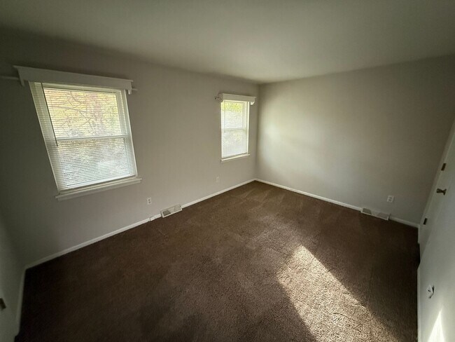 Building Photo - 3 bed, 2 bath, large yard AVAILABLE NOW!