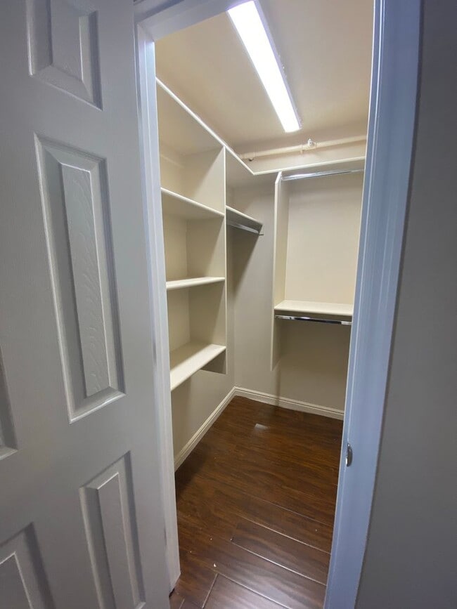 Building Photo - *utilities included* Three bedroom apartme...