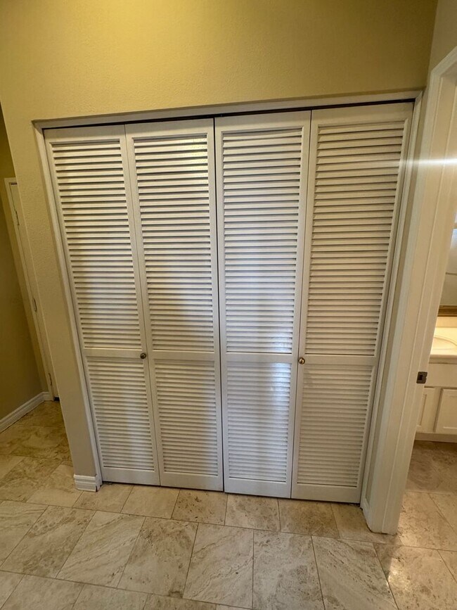 Building Photo - Beautiful 2 Bedroom/2 Bathroom + Bonus Room in Gated Community