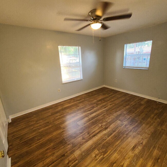 Building Photo - Charming Three Bedroom One Bathroom House ...
