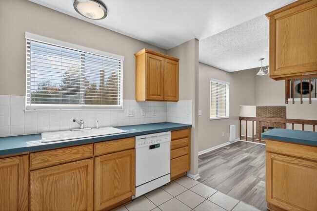 Building Photo - For Rent: Charming 4-Bedroom Tri-Level in ...