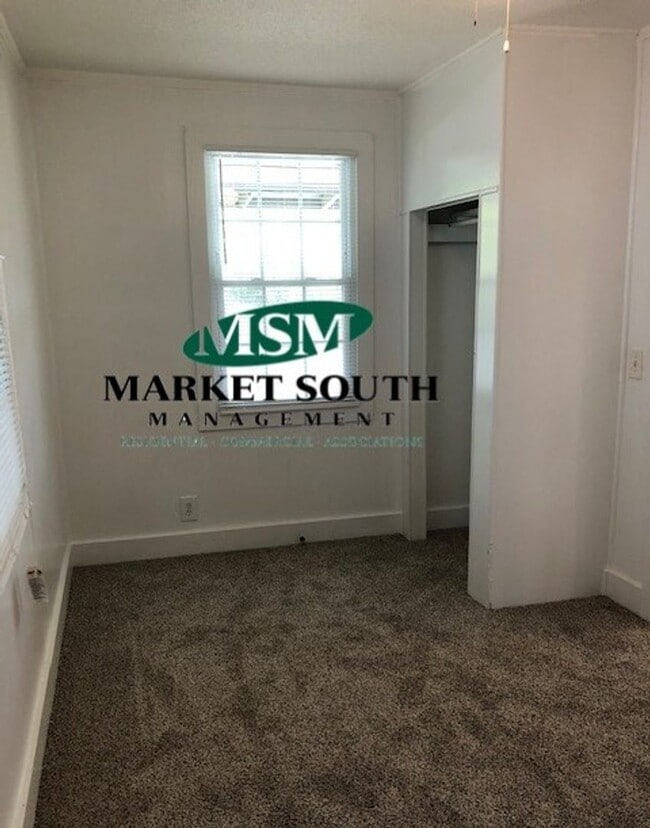 Building Photo - NEWLY RENOVATED 2 BEDROOM HOME IN GARDEN CITY