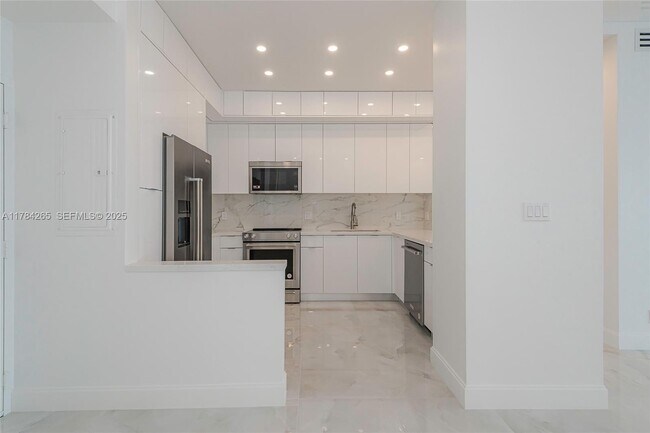 Building Photo - 100 Bayview Dr