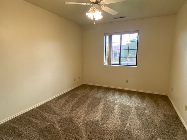 Building Photo - 3 bed 2 bath in nice neighborhood