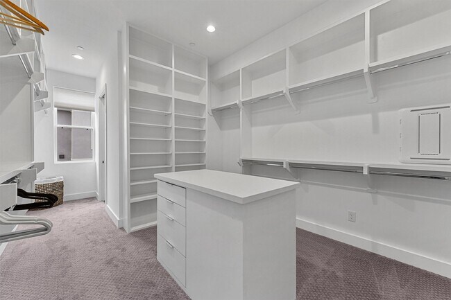 Building Photo - 5854 E Post Oak Ln