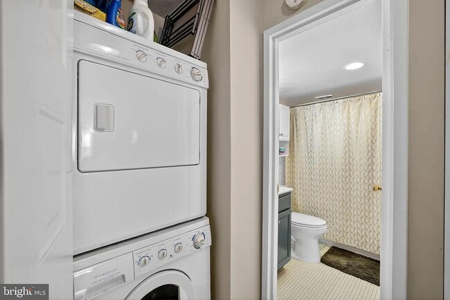 Building Photo - 4500 S Four Mile Run Dr