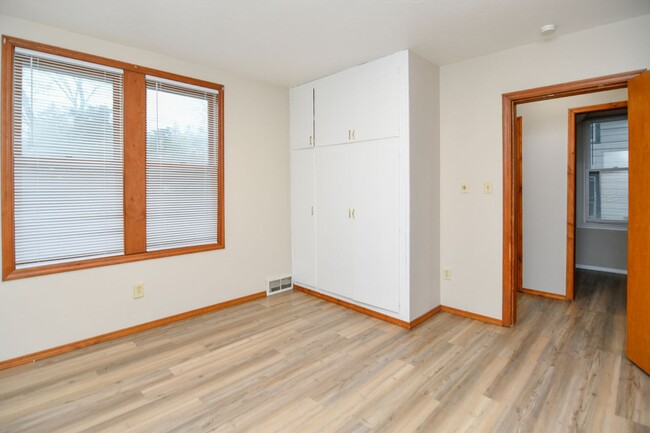 Building Photo - 2 Bed 1 Bath Lower - ALL UTILITIES INCLUDE...