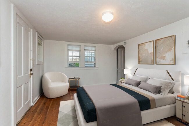 Building Photo - 96 Kings Hwy N