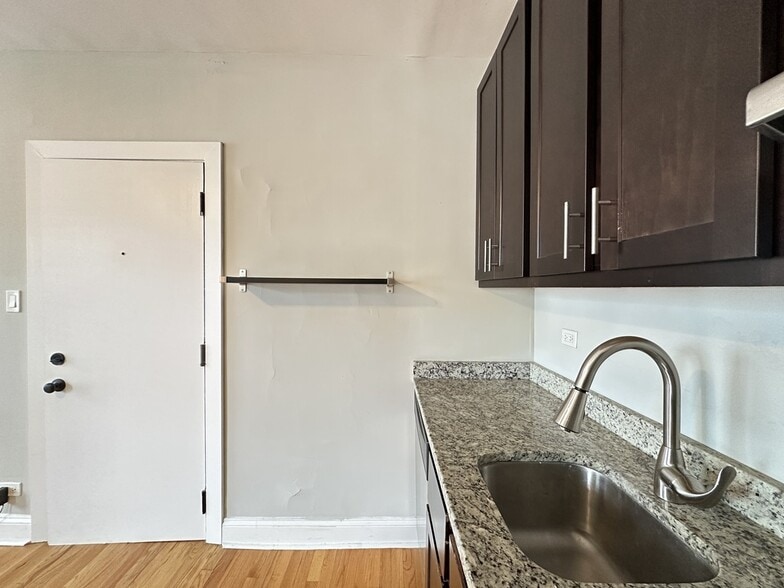Building Photo - 625 W Patterson Ave