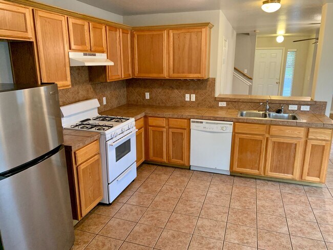 Building Photo - Lovely 3 bedroom, 2.5 bathroom Duplex in A...