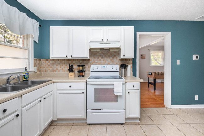 Bright kitchen - 123 Archdale Dr