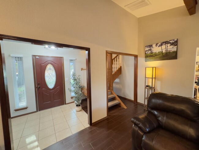 Building Photo - Discover Your Edmond Oasis! AVAILABLE JANU...