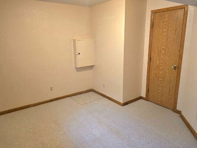 Building Photo - "Charming 4-Bedroom Retreat in Castle Rock with 2.5 Baths, Fenced yard, 2 car attached garage - Y...