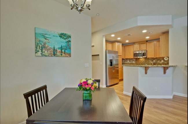 Building Photo - Newer 3bedrooms townhouse with 2 Cars Garage and AC in Fremont Niles area for rent