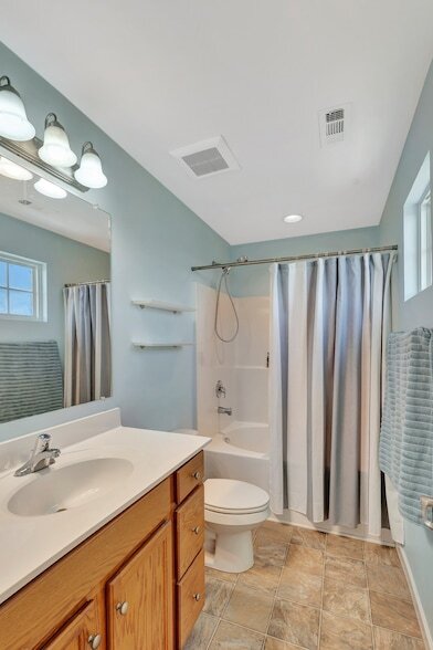 Building Photo - 2576 Jordan Ridge Dr