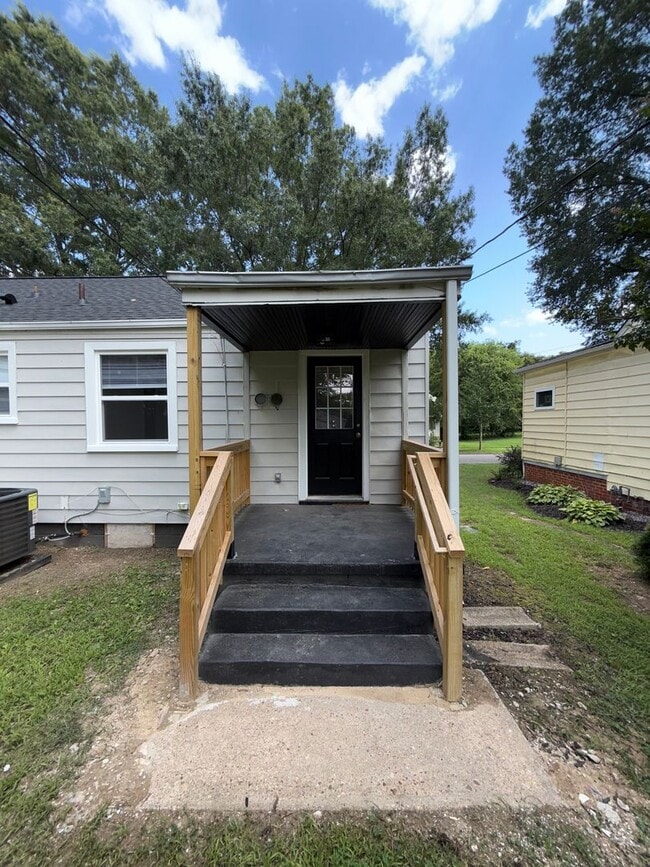 Building Photo - Beautiful renovated 3 bedroom 2 full bath ...