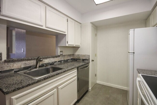 Building Photo - 2 Bed / 1 Bath Condo South Tulsa - Availab...
