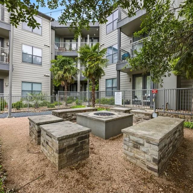 Building Photo - 810 W St Johns Ave