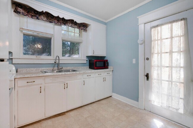 Building Photo - Charming Historic 2BR Apartment with Garag...