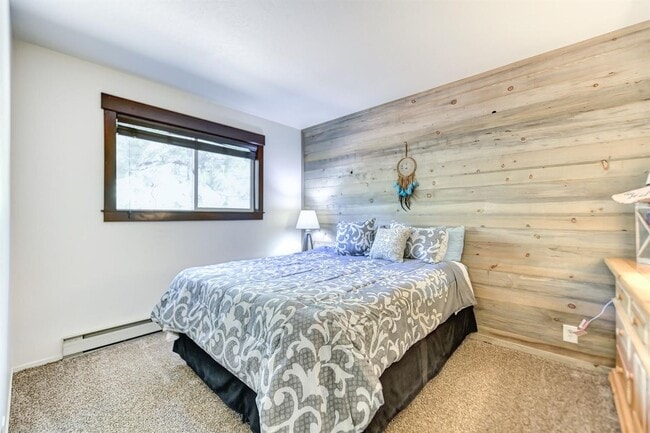 Building Photo - 2 Bedroom Home Tucked away in the Sierras