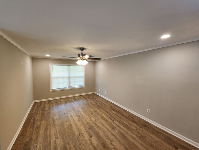 Building Photo - 9 Hickory Ct