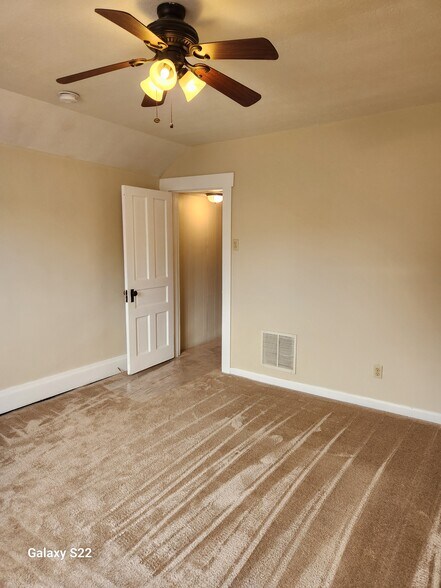 Main bedroom - 85 Highland Ave