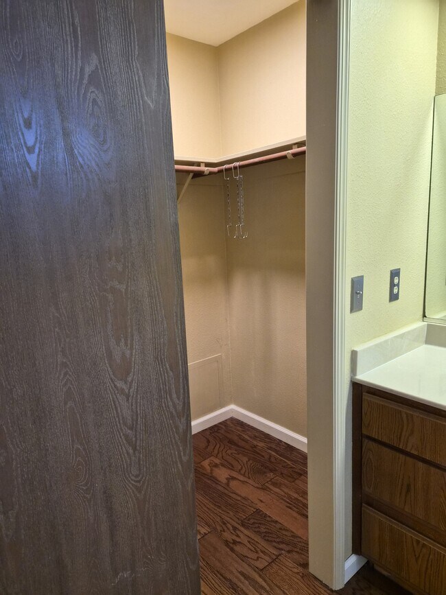 Building Photo - 376 E Sycamore Ave