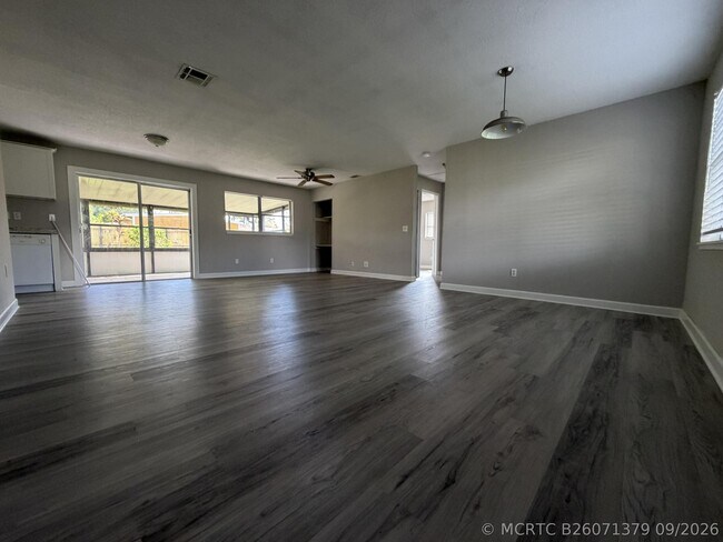 Building Photo - 1633 SE Arapaho Ave
