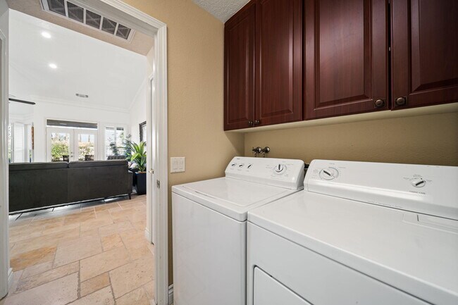 Building Photo - 370 Cypress Point Dr