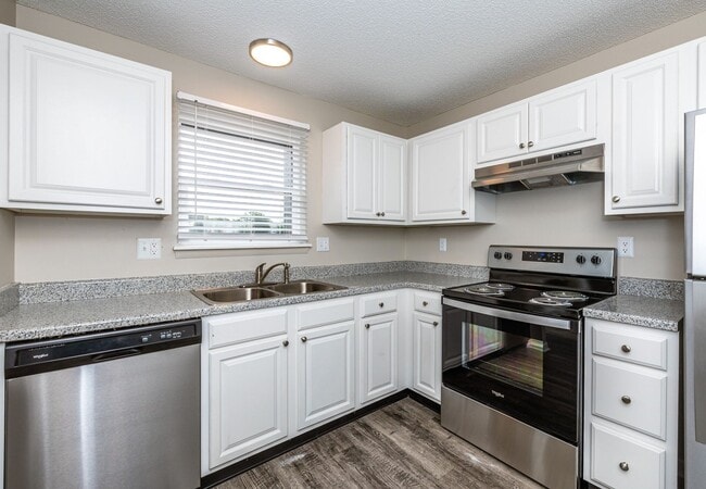 Building Photo - Newly Renovated 2x2.5 Townhome in Overland Park