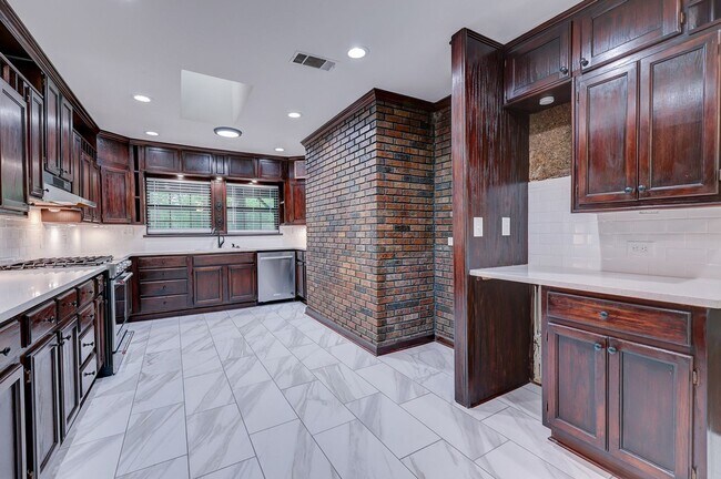Building Photo - 3 bed 3 bath single family house