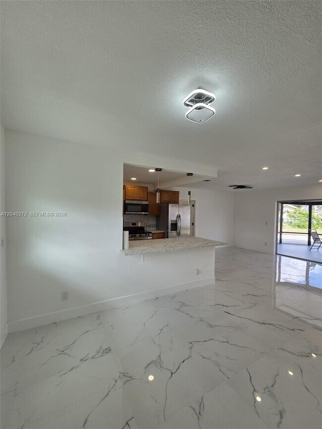 Building Photo - 305 SE Airoso Blvd