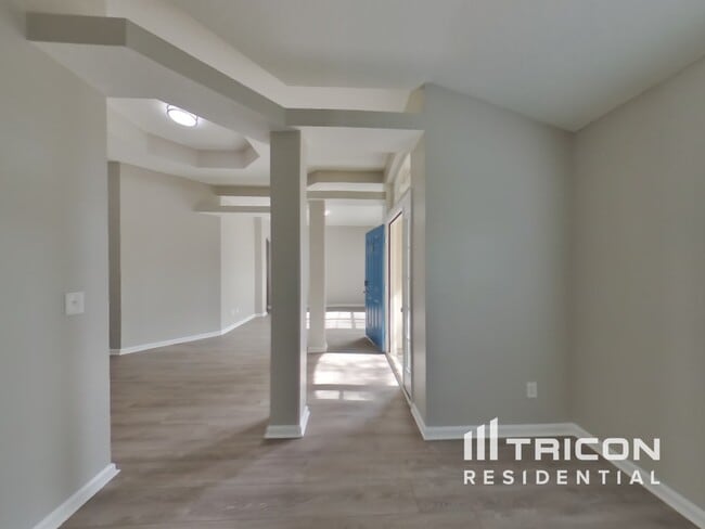 Building Photo - 825 Stallion Way