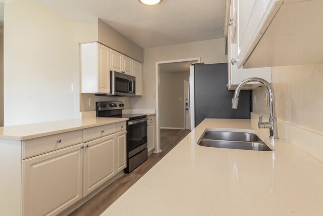 Building Photo - 1313 Timberview Dr