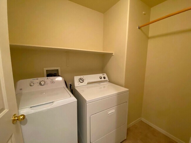 Building Photo - Beautiful & spacious home on an oversized ...