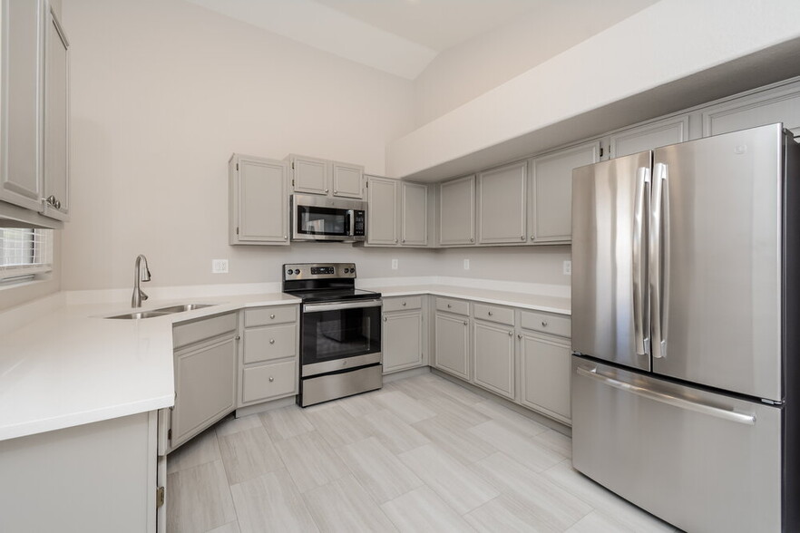 Building Photo - 8335 W Columbine Dr