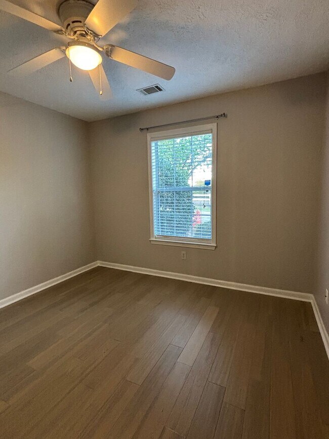 Building Photo - AVAILABLE NOW- LOW MAINTENANCE, MOVE-IN READY PATIO HOME IN NE COLUMBIA!!