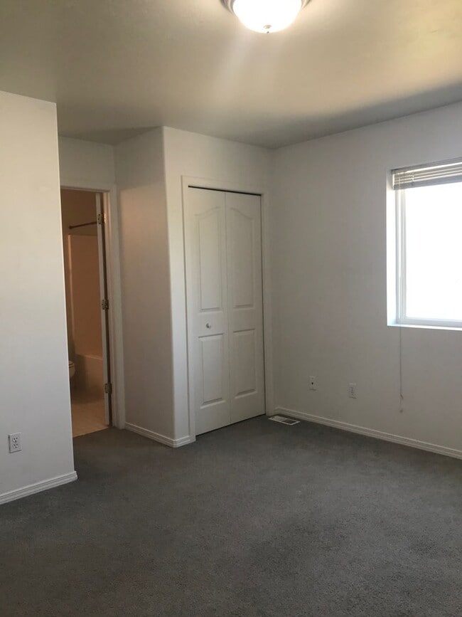 Building Photo - 3305 Laredo Dr