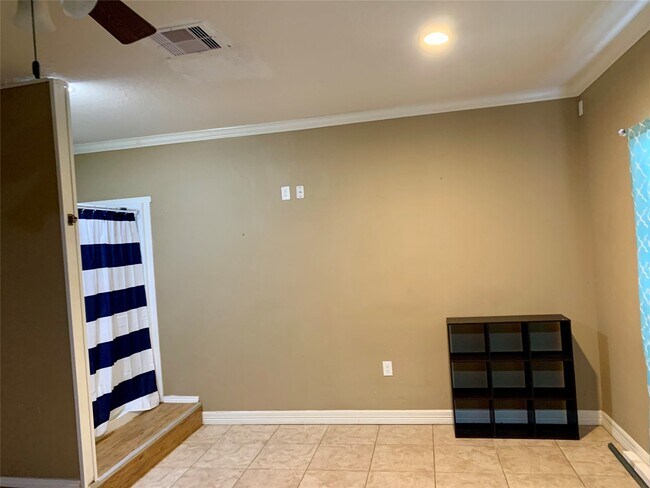 Building Photo - 2433 Duncan Dr