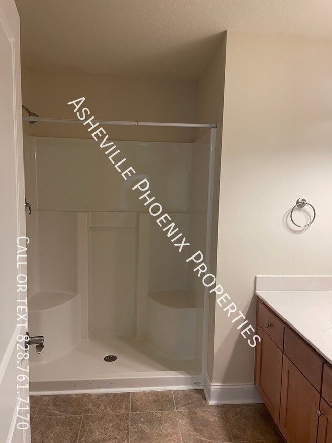 Building Photo - 120 Little Fox Ln